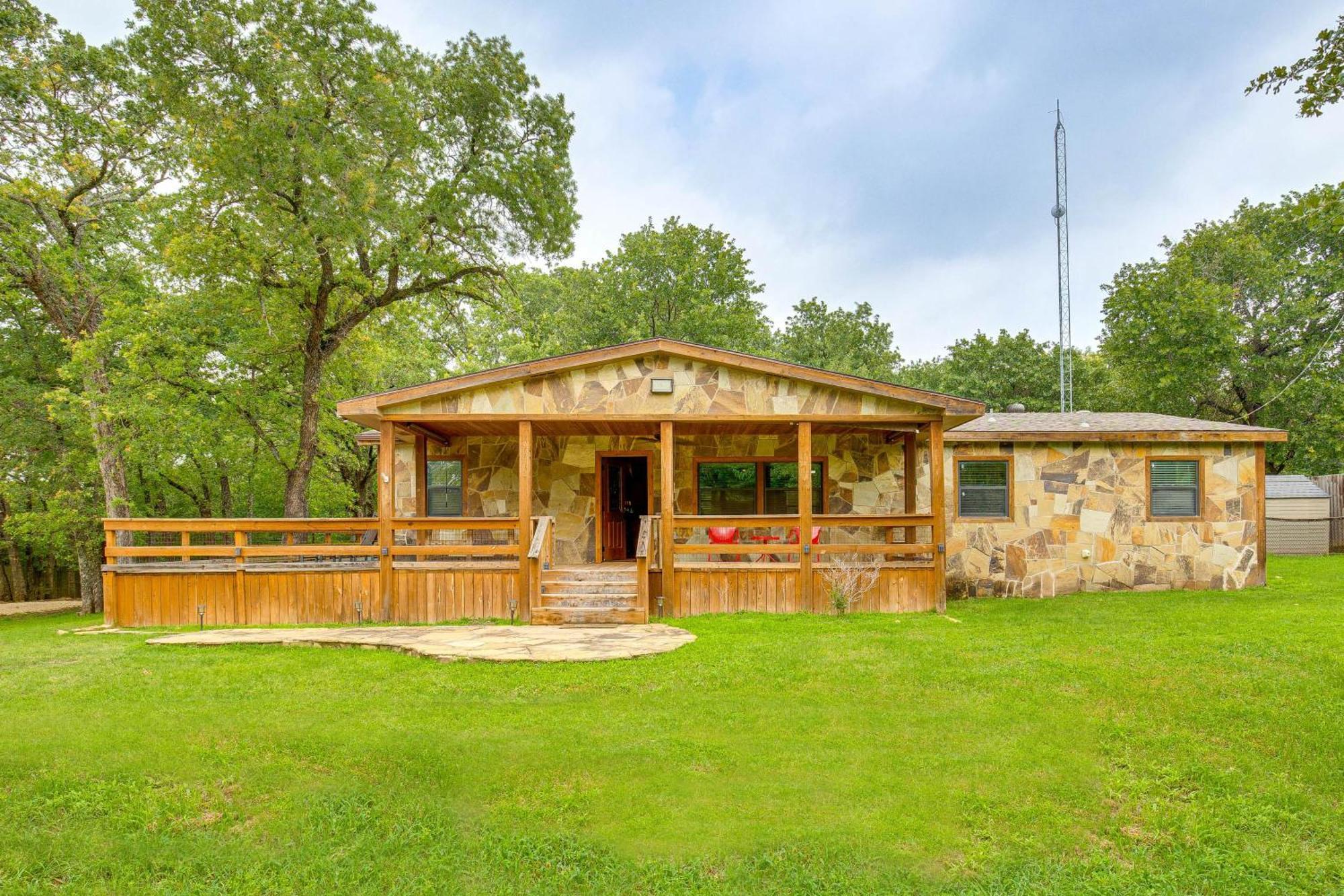Вилла Unique Pottsboro Haven With Deck And Fire Pit! Экстерьер фото