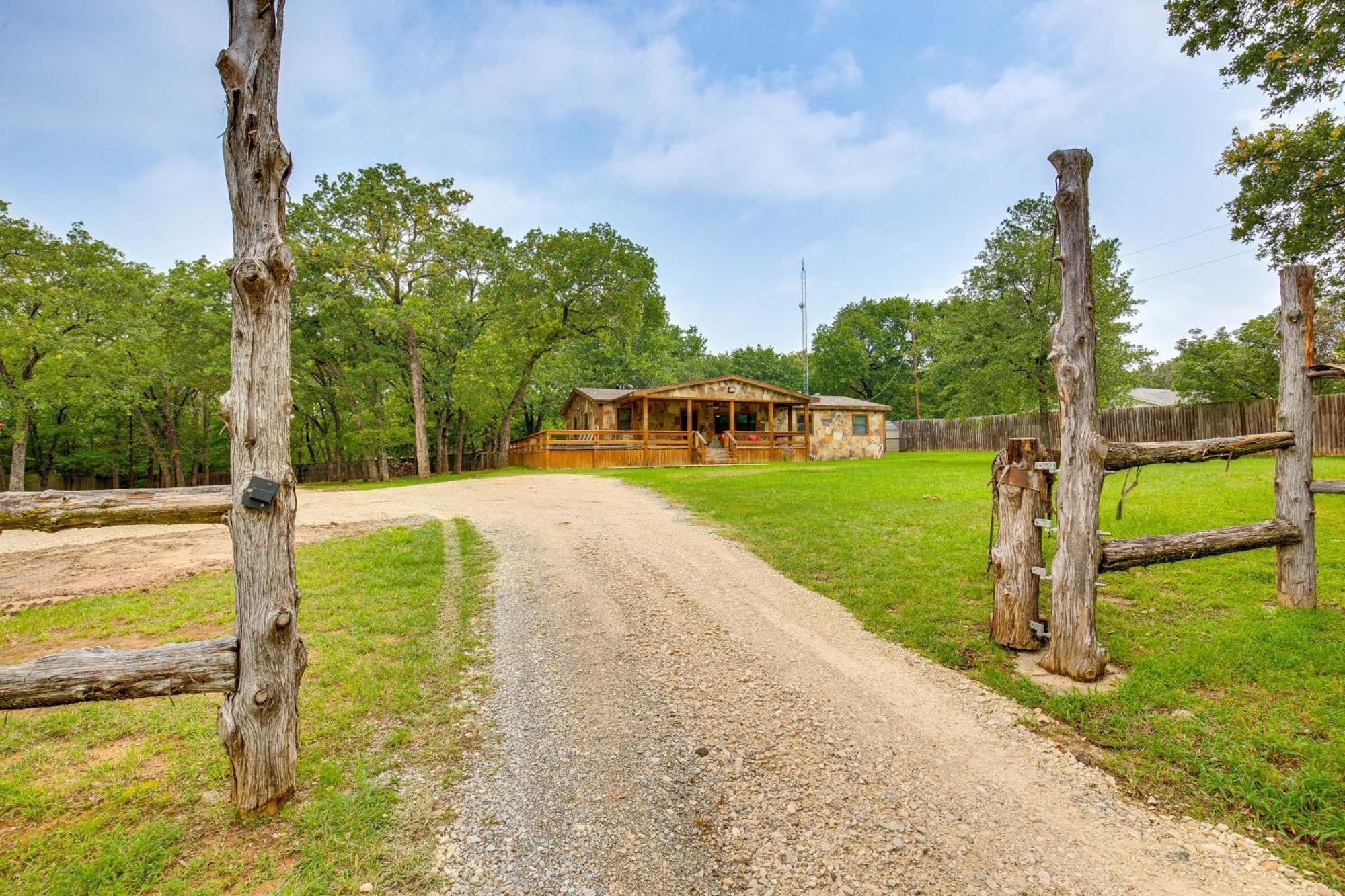Вилла Unique Pottsboro Haven With Deck And Fire Pit! Экстерьер фото