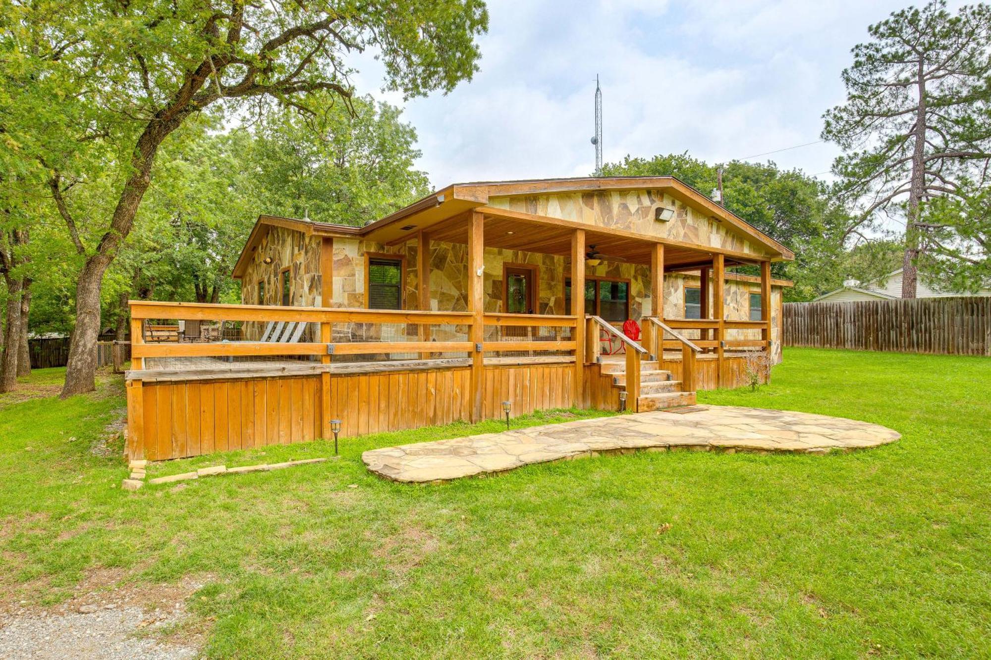 Вилла Unique Pottsboro Haven With Deck And Fire Pit! Экстерьер фото