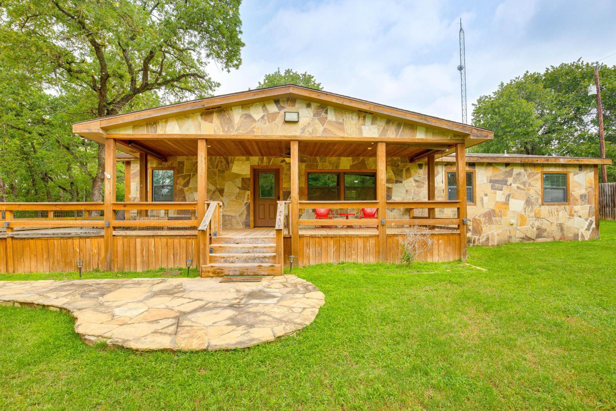 Вилла Unique Pottsboro Haven With Deck And Fire Pit! Экстерьер фото