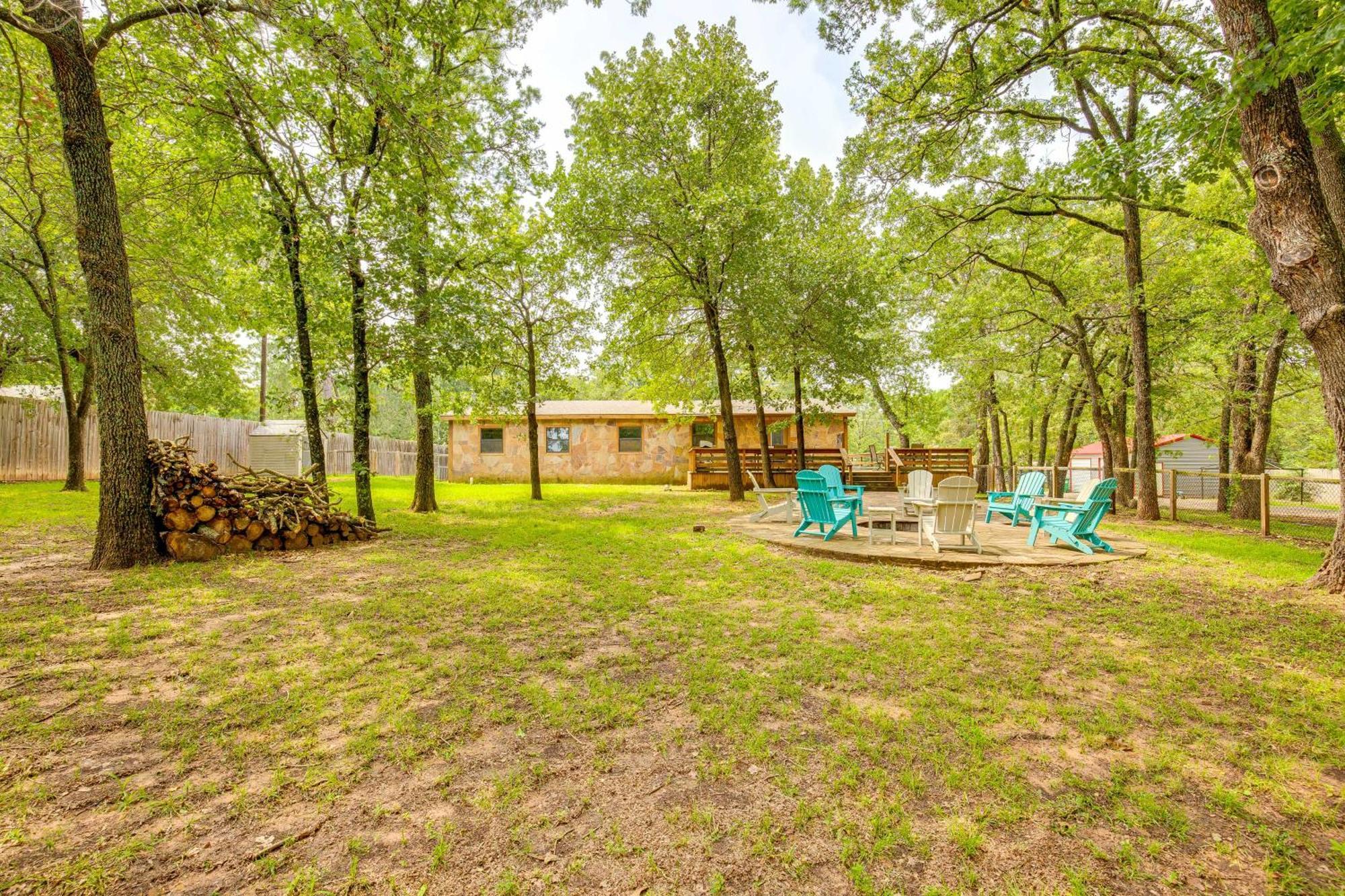 Вилла Unique Pottsboro Haven With Deck And Fire Pit! Экстерьер фото
